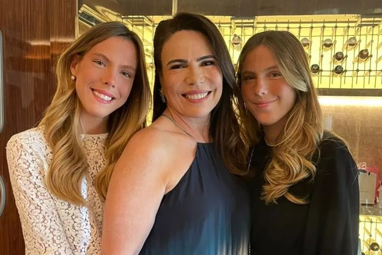 Andrea Rios celebra aniversário cercada pelo carinho das amigas