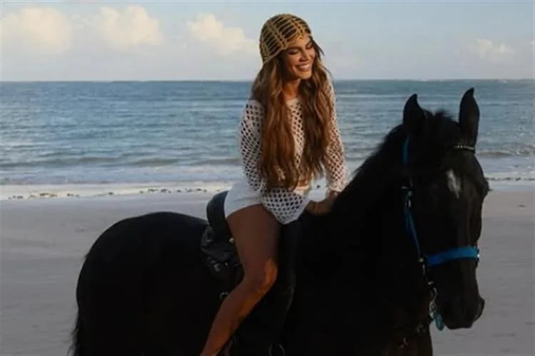 Hariany Almeida opta por look de crochê em passeio de cavalo