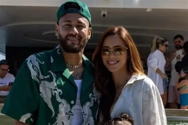 Bruna Biancardi aproveita dia em família no iate de R$ 120 milhões de Neymar
