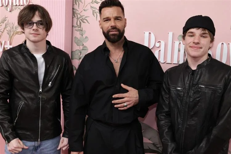 Ricky Martin celebra 18 anos dos filhos gêmeos com registro raro