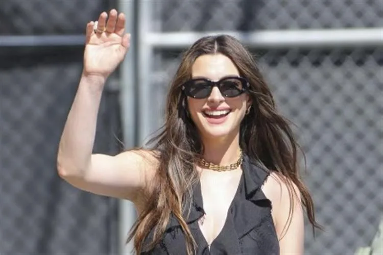 Anne Hathaway exibe barrigão em Los Angeles