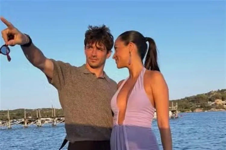 Alexandra e Charles Leclerc curtem férias na Sardenha