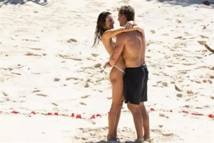 Alessandra Ambrosio anuncia noivado com Buck Palmer durante viagem romântica à Indonésia