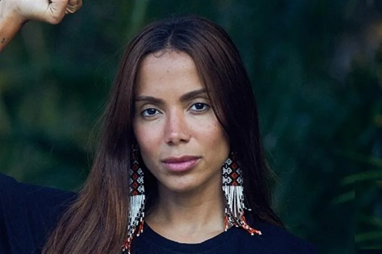 Anitta desabafa: "fora do Brasil, sou o máximo e todos me contratam"