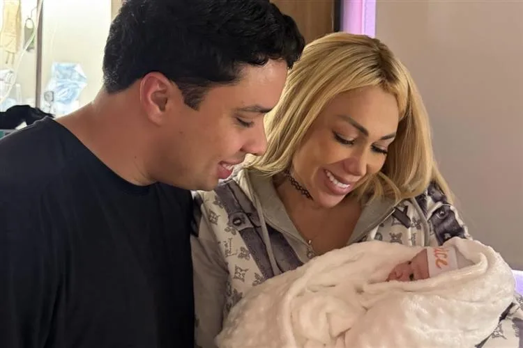 Taty Girl celebra a chagada da primeira netinha, Clarice