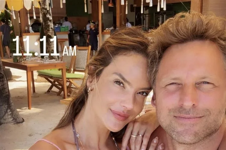 Alessandra Ambrosio revela intimidade após pedido de casamento