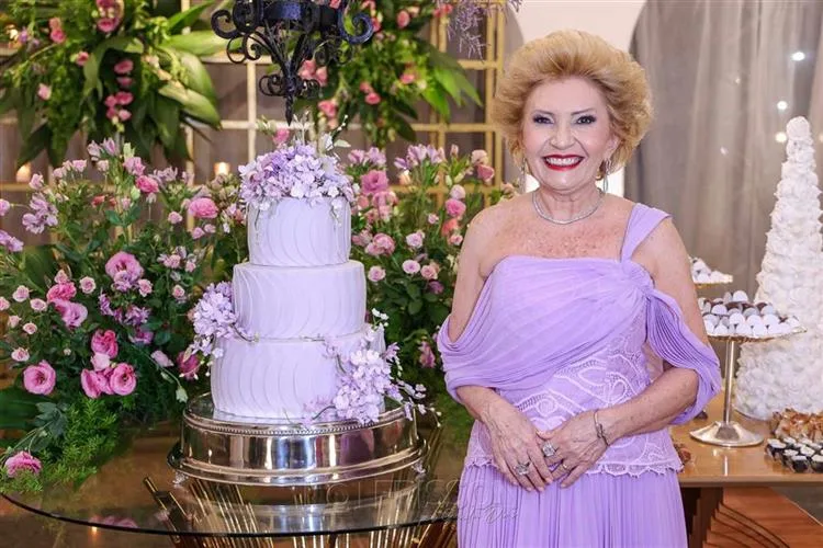 Salete Araújo celebra nova idade em noite de frisson no Ideal Clube