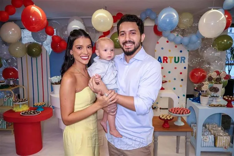 Isabela Serpa e Dourado Jr. realizam animada festa para assoprar a primeira velinha do filho Artur
