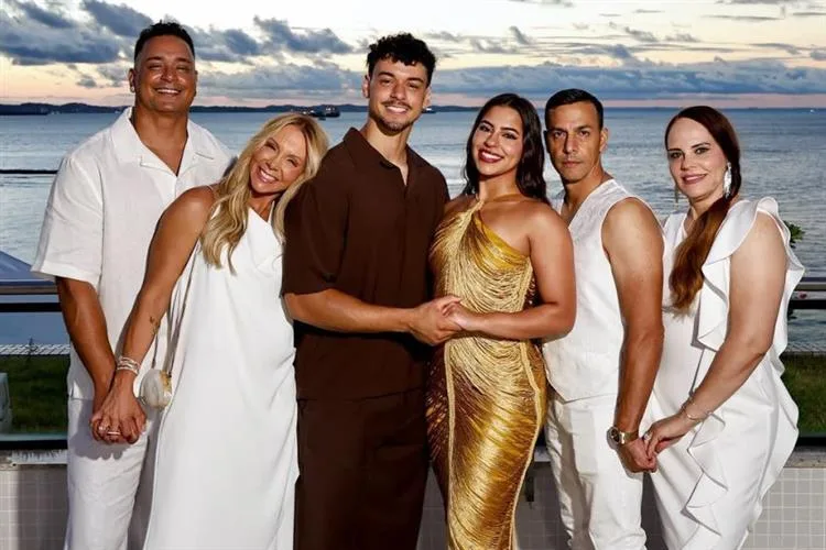 Carla Perez e Xanddy celebram pré-casamento do filho com festa à beira-mar em Salvador