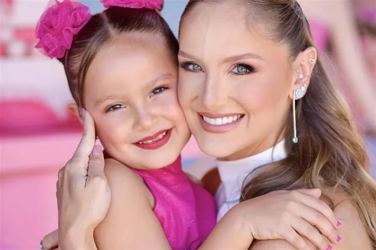 Boneca Barbie dá o tom da comemoração dos seis anos de Bianca, filha de Larissa Benevides