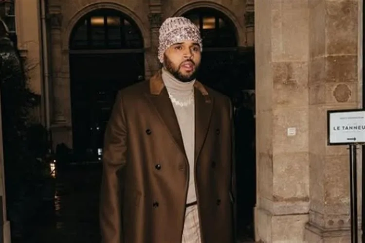 Chris Brown entra em duelo com fãs do BTS