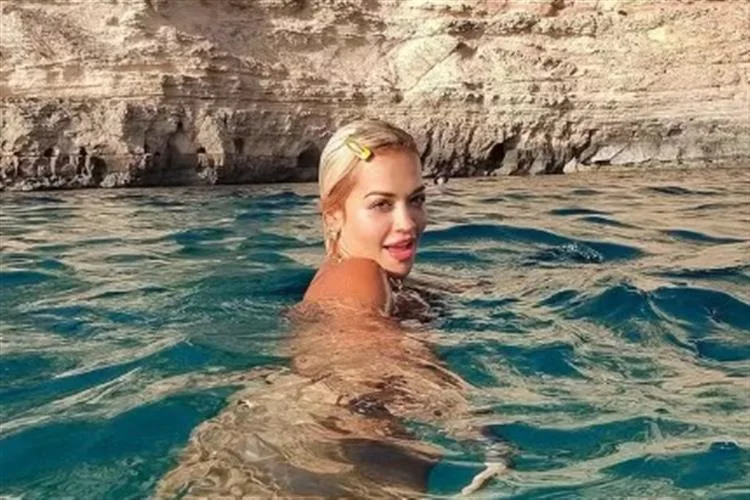 Rita Ora curte férias de verão pela Europa