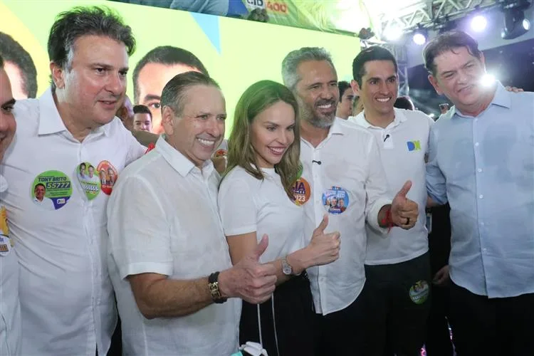 Domingos Filho e Domingos Neto inauguram comitê em Fortaleza