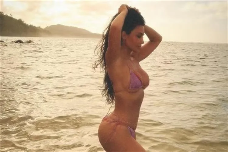 Kim Kardashian renova as energias durante as férias