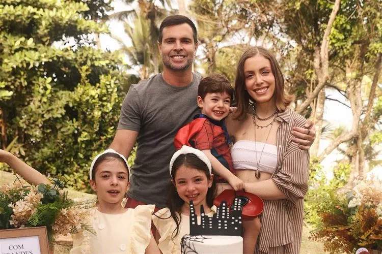 Fabiana Justus celebra três anos do filho, Luigi, na Bahia