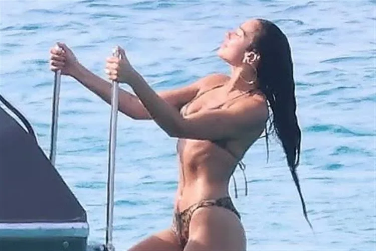 Dua Lipa aproveita férias em Formentera ao lado dos irmãos