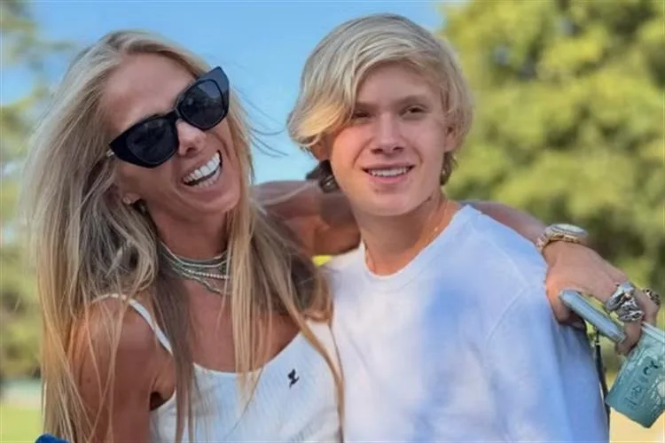Adriane Galisteu se emociona em despedida do filho para internato