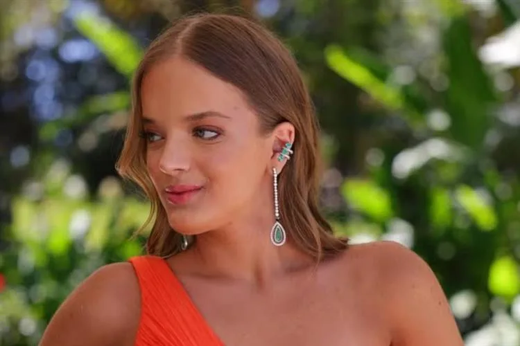 Rafa Justus chama atenção com look laranja no casamento da irmã