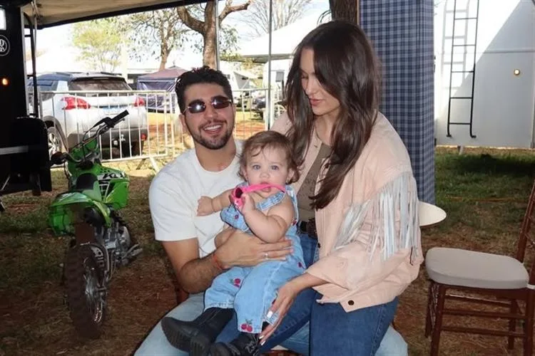 Rafa Kalimann celebra a primeira vez da filha, Zuza, em Barretos