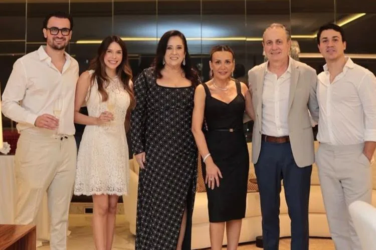 Rejane Feitosa brinda a nova idade com familiares e amigos
