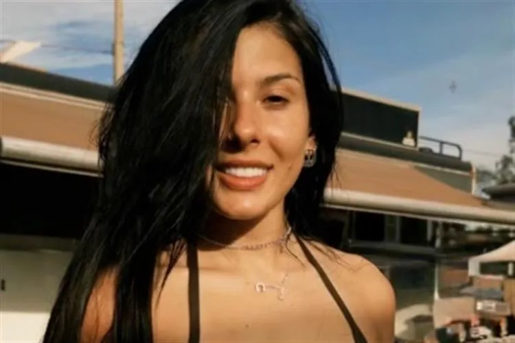 Ana Castela causa frisson de biquíni em Barretos