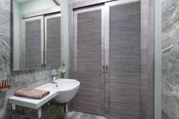 Qual a melhor porta para banheiros, depósitos ou lugares apertados?