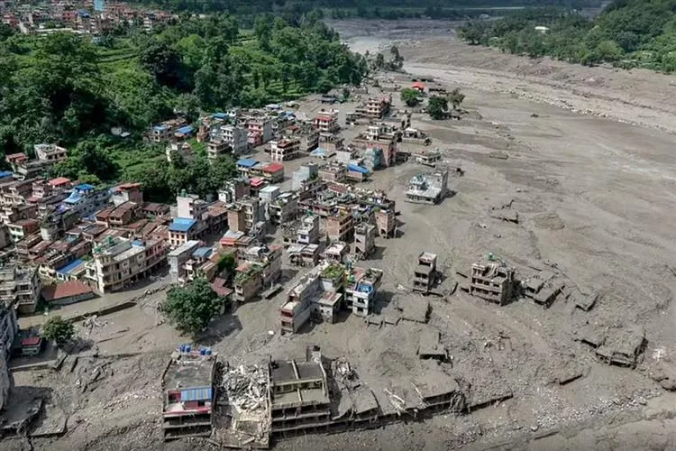 URGENTE: Enxurrada mata centenas de pessoas entre Nepal e Tibete