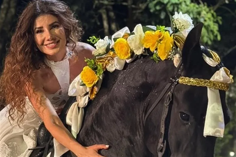 Paula Fernandes se apresenta montada em cavalo com glitter