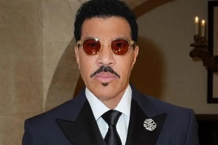 Lionel Richie é internado após passar mal em show
