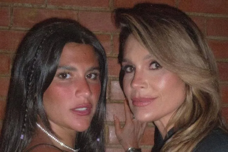Flávia Alessandra esbanja elegância ao lado da filha