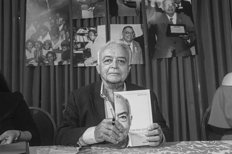 Morre Flávio Leitão, referência da neurocirurgia e da literatura cearense, aos 87 anos