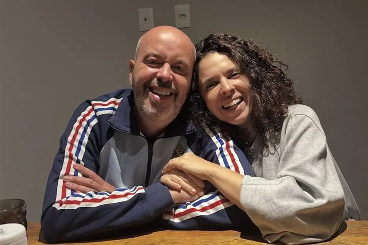 Alex Escobar emociona ao falar sobre recuperação após cirurgia: “Me abracem”