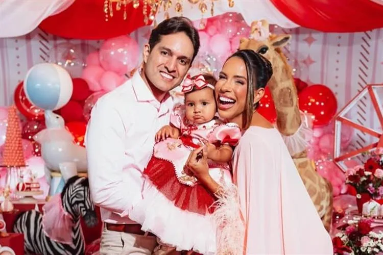 Larissa e Paulo Victor festejam o primeiro aninho da filha Lara