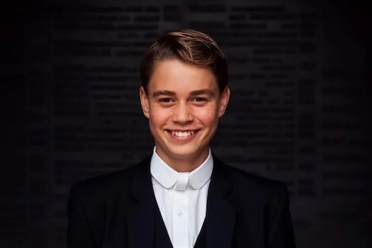 Príncipe George causa frisson com sua elegância aos 13 anos
