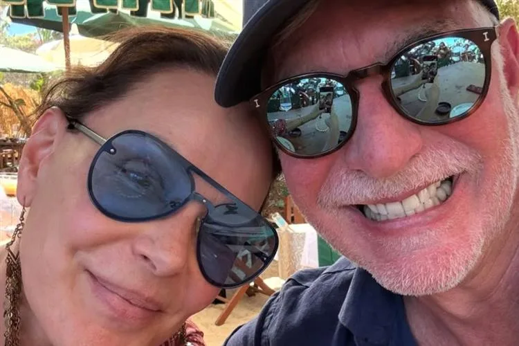 Carolina Ferraz está vivendo novo romance e surge com o amado na Itália
