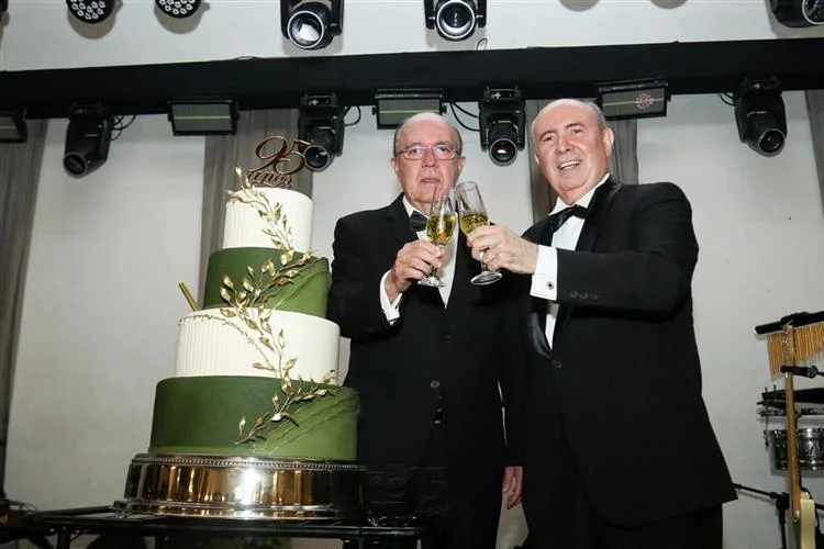 Ideal Clube celebra 95 anos de história em tradicional baile