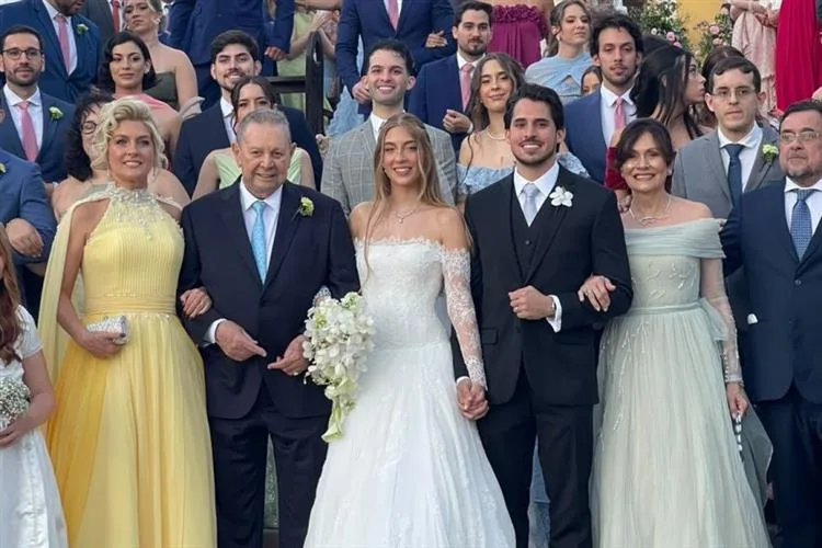 Monique Porto e Carlos Otávio Bezerra sobem ao altar em Guaramiranga