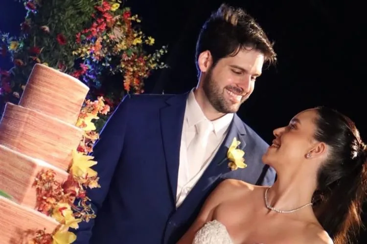 Fernanda Arraes e Pedro Siau celebram casamento â beira-mar