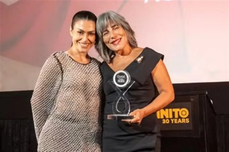 Gloria Pires recebe o carinho da filha Cleo em premiação nos Estados Unidos