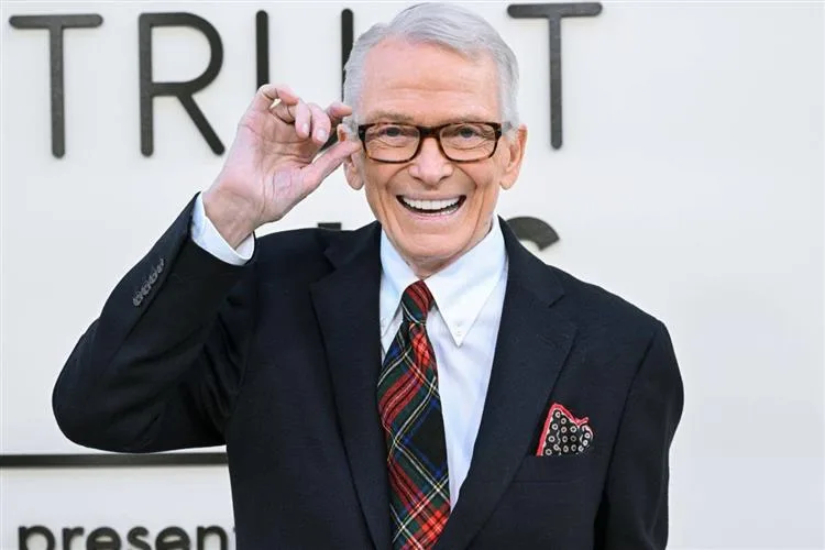 Estilista Bob Mackie morre aos 87 anos