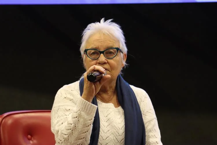 Escritora Amelinha Teles morre aos 81 anos