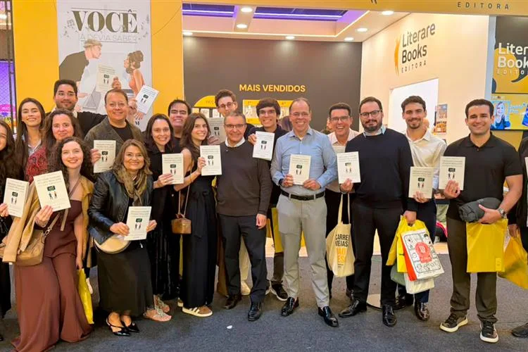 Daniel Demétrio lança livro na Bienal do Livro em São Paulo