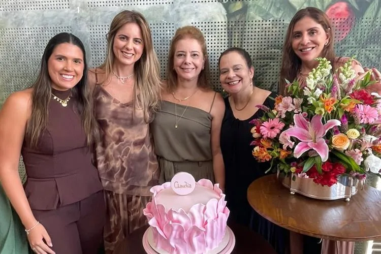 Claudia Gradvohl é surpreendida com parabéns por grupo de amigas