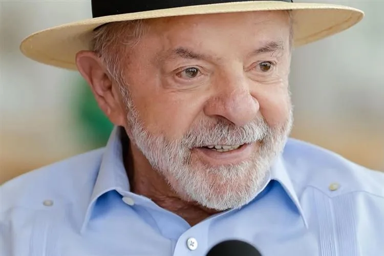 Lula anuncia aumento de 15% no Bolsa Família