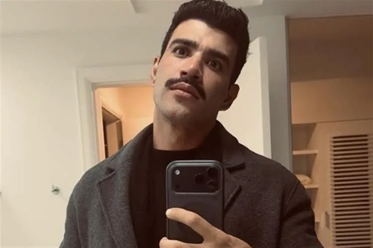Gusttavo Lima adere ao estilo anos 80 com bigode e novo visual