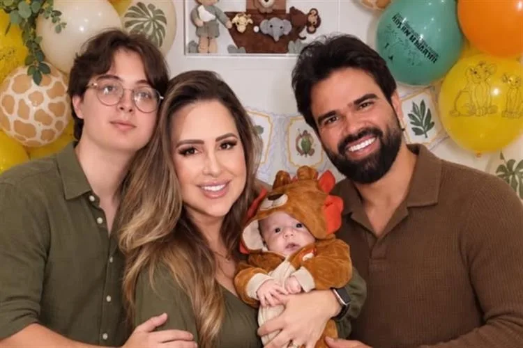 Patricia Leitte e Lucas Teixeira festejam os dois meses do filho Isaac Lucca