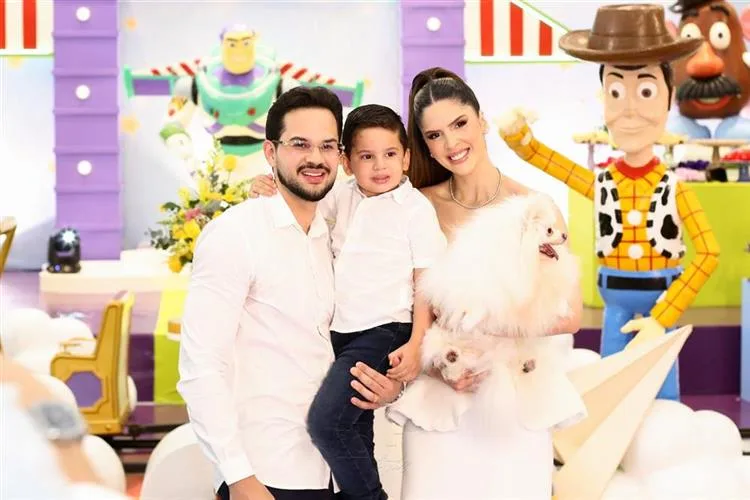 Raíssa e Eduardo Quezado comemoram os quatro anos do filho, Gustavo