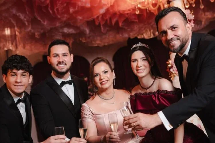 Ângela e Daniel Rodrigues realizam festão para celebrar os 15 anos da filha, Lourença Lis