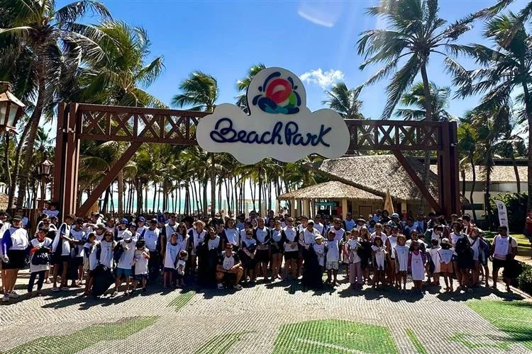 Beach Park reúne 500 voluntários e recolhe 750 kg de resíduos na praia do Porto das Dunas