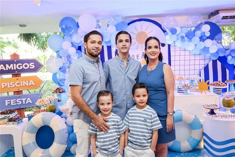 Lia Nuto e Ícaro Alves promovem pool party para festejar os aniversários de Levi e Mateus